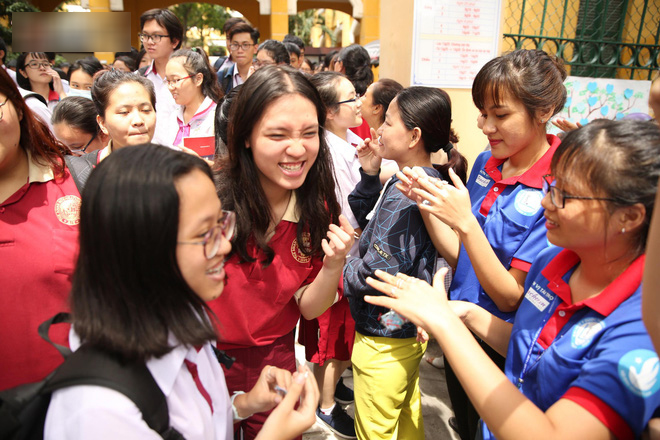 Bài thi Ngữ Văn đạt 9.75: Viết kín 2 tờ giấy, chữ rất đẹp và ngay ngắn Bài thi Ngữ Văn đạt 9.75: Viết kín 2 tờ giấy, chữ rất đẹp và ngay ngắn