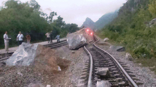 Mưa lớn, nhiều tảng đá trăm tấn rơi xuống chắn ngang đường sắt