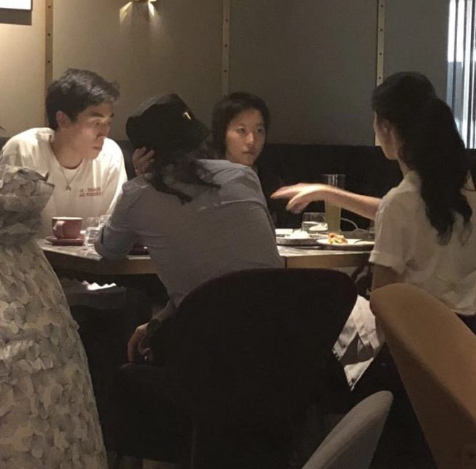 Giữa tin đồn hẹn hò đồng tính với Châu Tấn, con gái Vương Phi đi ăn tối cùng thiếu gia Giữa tin đồn hẹn hò đồng tính với Châu Tấn, con gái Vương Phi đi ăn tối cùng thiếu gia