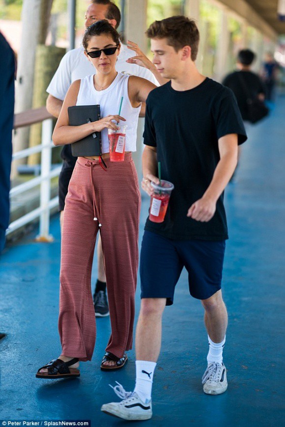 Selena Gomez bị bắt gặp hẹn hò cùng trai lạ giữa tin đính hôn của Justin Bieber