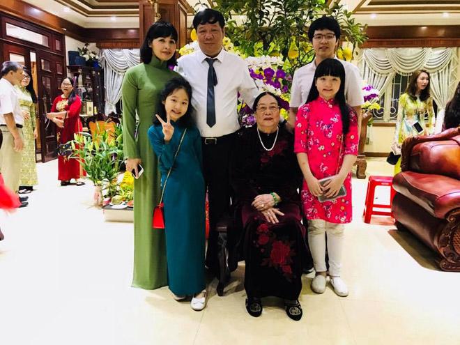 Nữ ca sĩ 4 con của showbiz: Nhận lời cầu hôn trước vành móng ngựa, lỡ cưới đến 6 lần