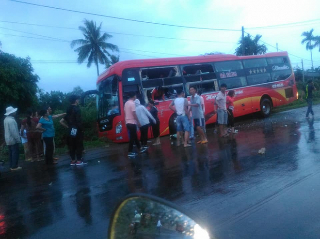 Hai xe khách đối đầu, hàng chục hành khách thoát chết trong gang tấc