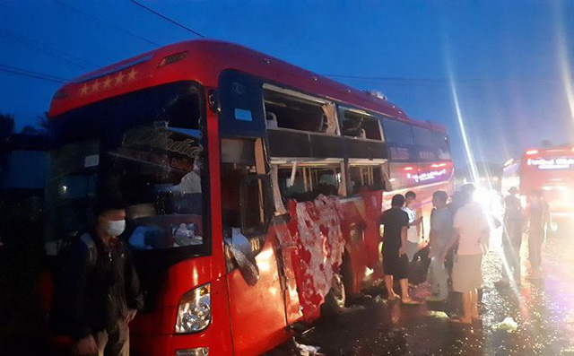 Hai xe khách đối đầu, hàng chục hành khách thoát chết trong gang tấc