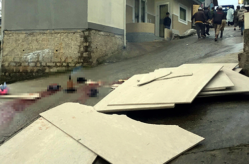 Hai thanh niên bị tấm thạch cao đè tử vong khi dỡ hàng