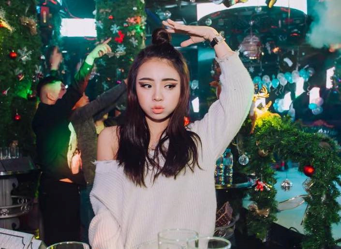 Hot girl cổ vũ World Cup được chú ý khi đóng Quỳnh búp bê