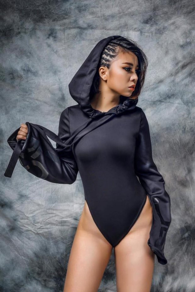 Hot girl cổ vũ World Cup được chú ý khi đóng Quỳnh búp bê