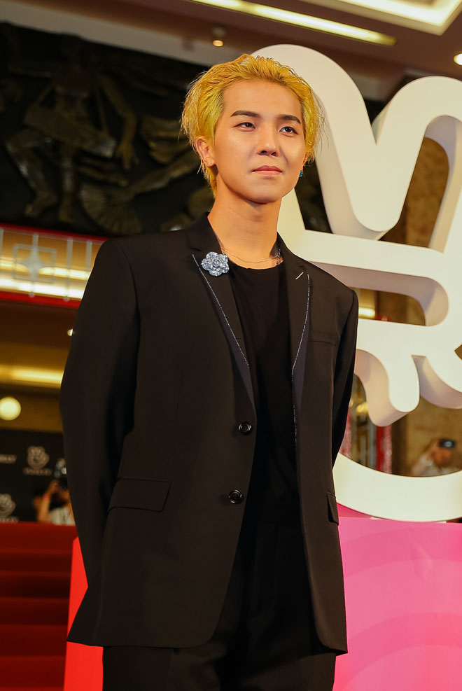 Vừa rời Việt Nam, sao Hàn nhận ngay gạch đá vì xem ảnh ấu dâm