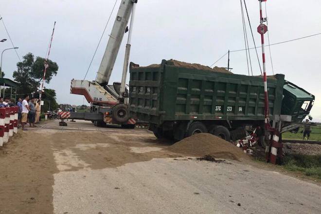 Chết máy trên đường ray, xe hổ vồ bị tàu hoả tông bay