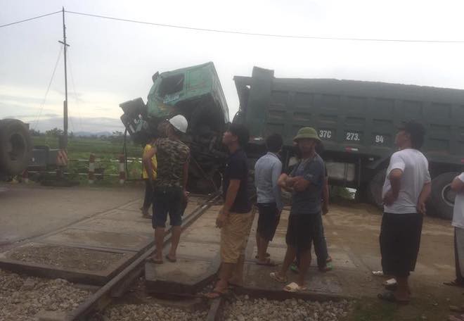 Chết máy trên đường ray, xe hổ vồ bị tàu hoả tông bay