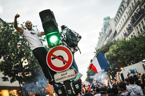 Pháp hỗn loạn vì ăn mừng chiến thắng World Cup, 27 người bị thương