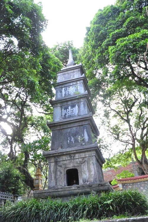 Lá bùa hình người và chuyện hãi hùng trong ngôi chùa nhốt vong