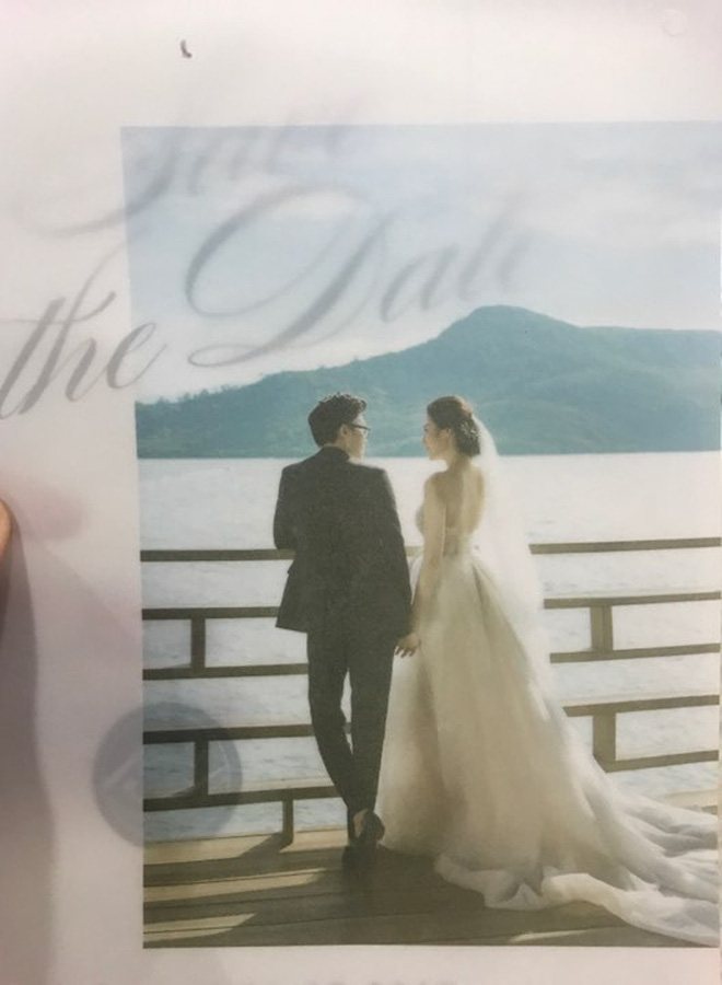 Cận cảnh thiệp cưới đơn giản của Á hậu Tú Anh và ông xã thiếu gia Cận cảnh thiệp cưới đơn giản của Á hậu Tú Anh và ông xã thiếu gia