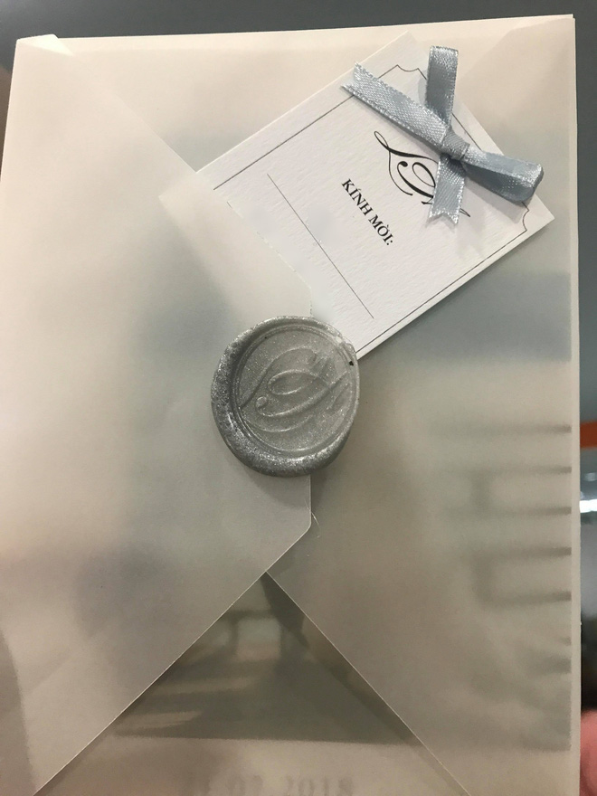 Cận cảnh thiệp cưới đơn giản của Á hậu Tú Anh và ông xã thiếu gia