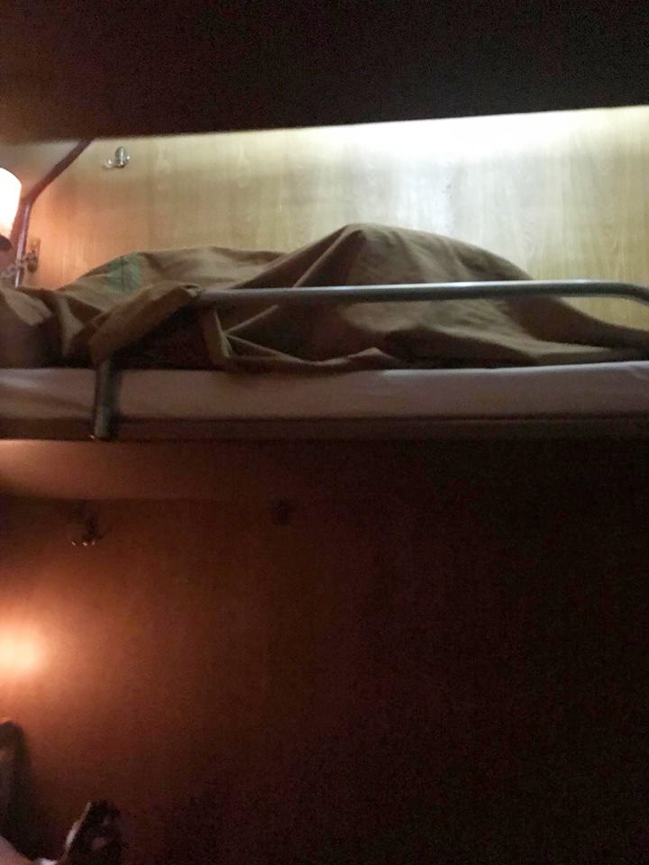 Cặp đôi đi tàu hỏa giường nằm nhưng quyết ấp chung chăn khiến hành khách phía dưới nơm nớp lo sập giường