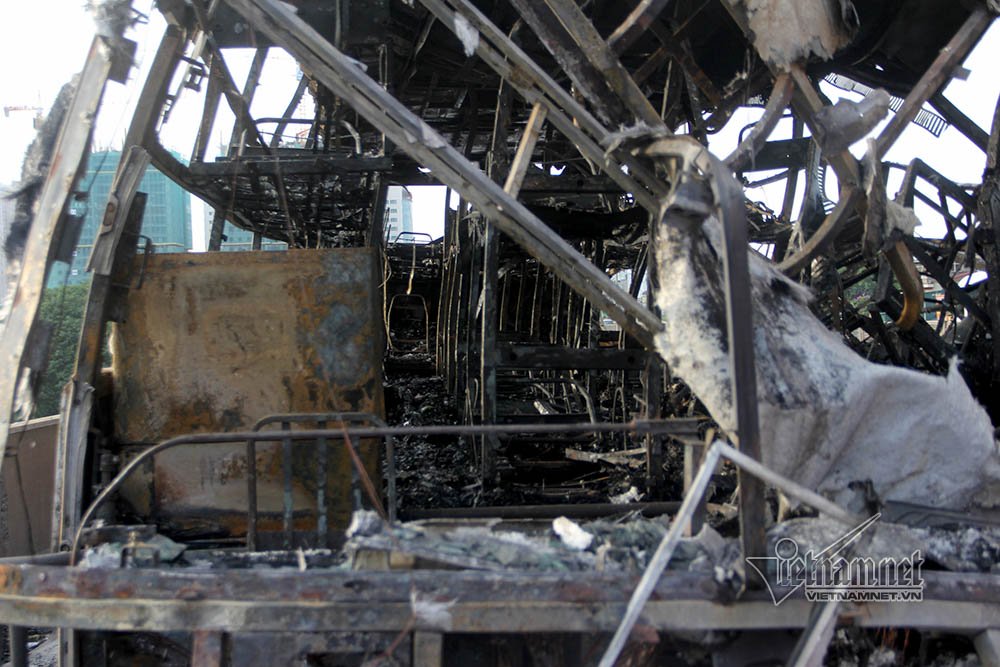 Xe khách và container cháy dữ dội trên vành đai 3, một phụ nữ tử vong