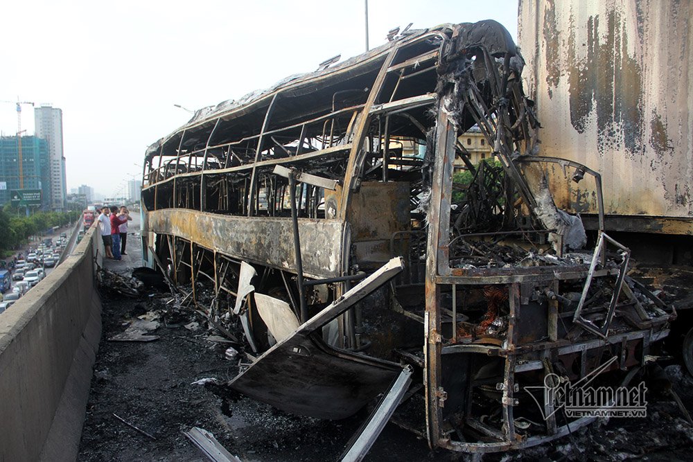 Xe khách và container cháy dữ dội trên vành đai 3, một phụ nữ tử vong