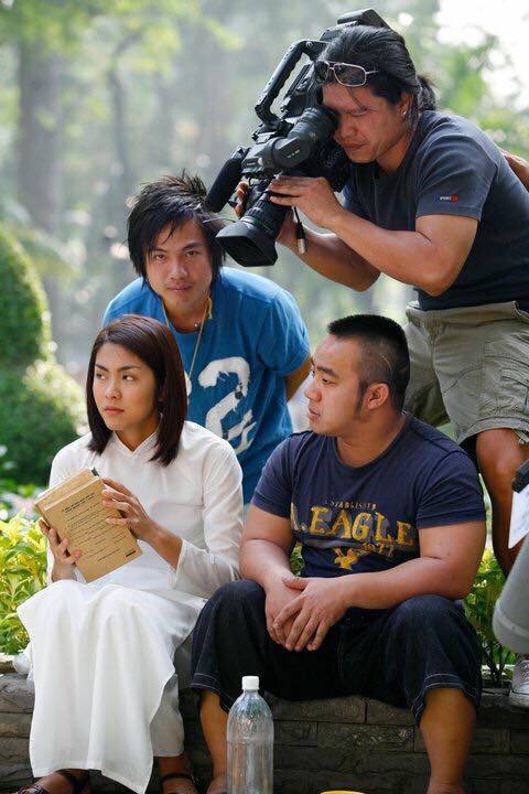 Khán giả rưng rưng với loạt ảnh hậu trường chưa từng công bố của Bỗng Dưng Muốn Khóc sau 10 năm