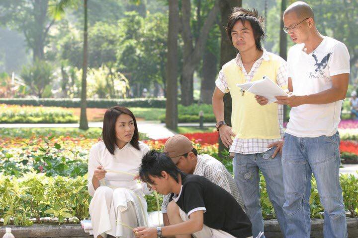 Khán giả rưng rưng với loạt ảnh hậu trường chưa từng công bố của Bỗng Dưng Muốn Khóc sau 10 năm