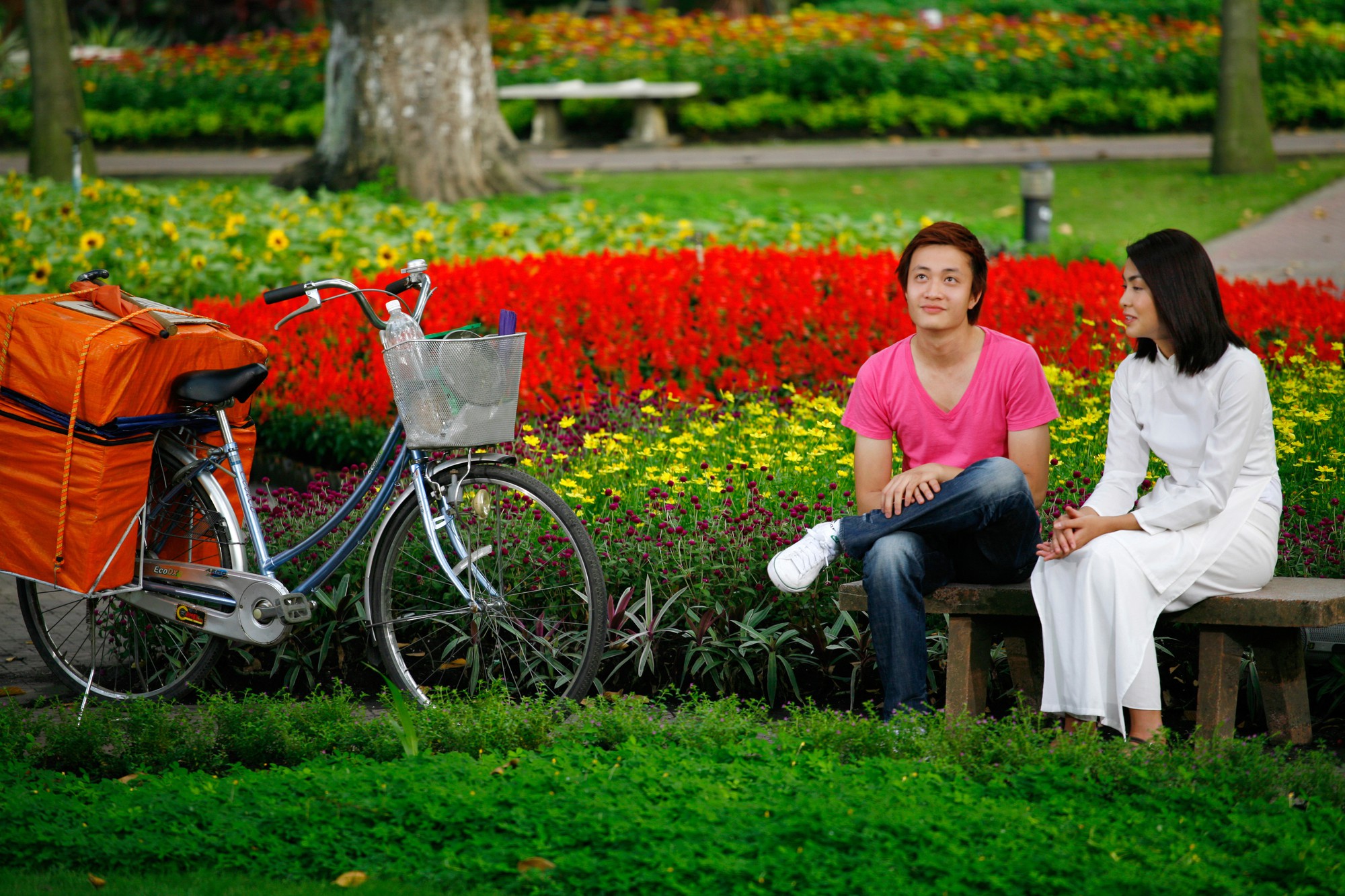 Khán giả rưng rưng với loạt ảnh hậu trường chưa từng công bố của Bỗng Dưng Muốn Khóc sau 10 năm