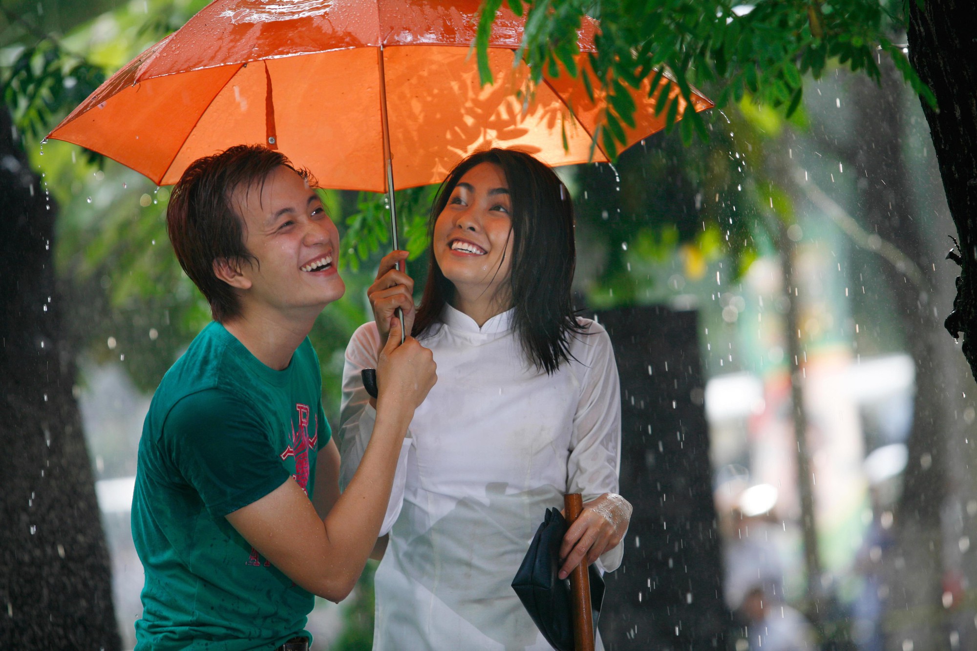 Khán giả rưng rưng với loạt ảnh hậu trường chưa từng công bố của Bỗng Dưng Muốn Khóc sau 10 năm