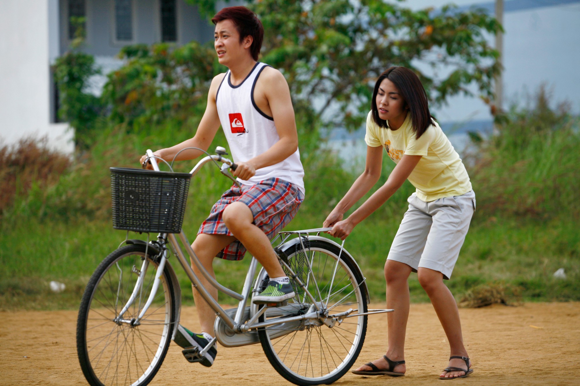 Khán giả rưng rưng với loạt ảnh hậu trường chưa từng công bố của Bỗng Dưng Muốn Khóc sau 10 năm