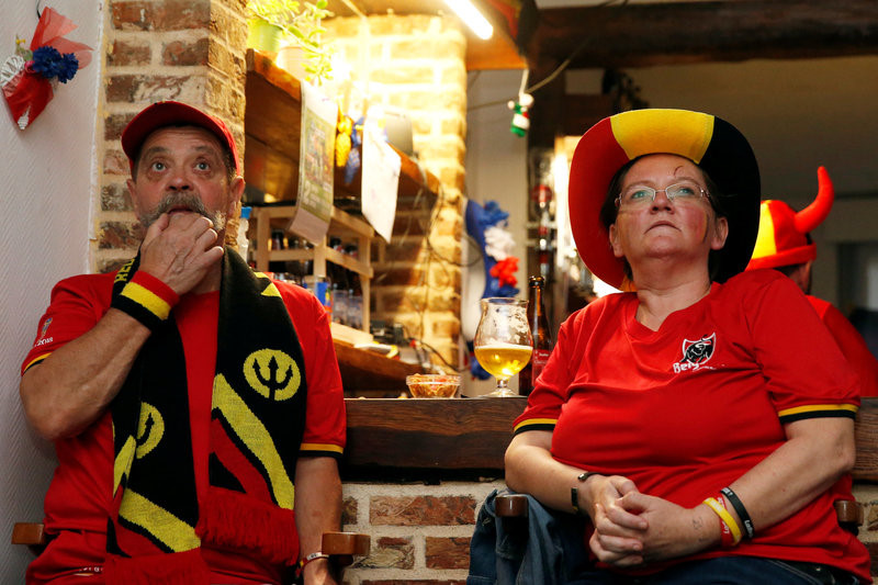 Cổ động viên Quỷ đỏ không cầm nổi nước mắt sau trận thua Pháp