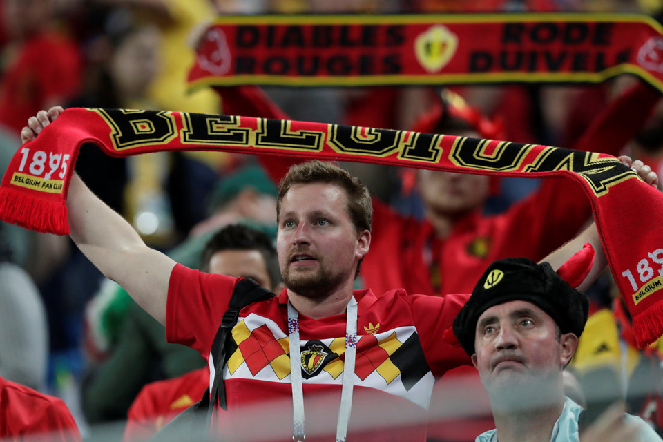 Cổ động viên Quỷ đỏ không cầm nổi nước mắt sau trận thua Pháp