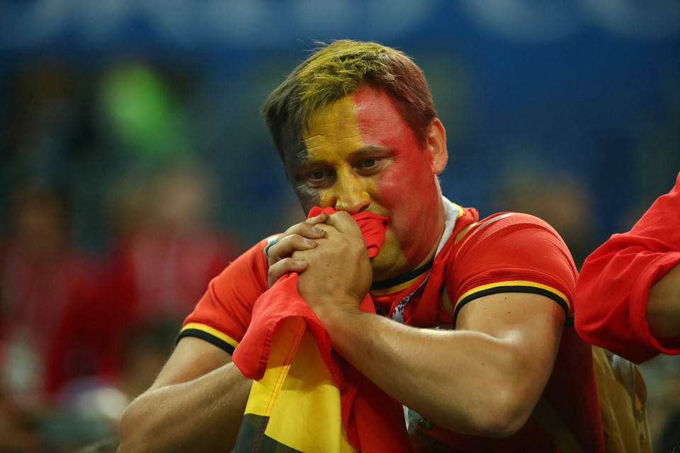 Cổ động viên Quỷ đỏ không cầm nổi nước mắt sau trận thua Pháp