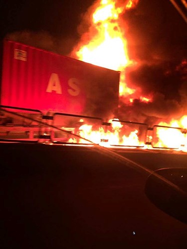 Hiện trường xe khách 47 chỗ cháy dữ dội trên đường vành đai 3 Hà Nội