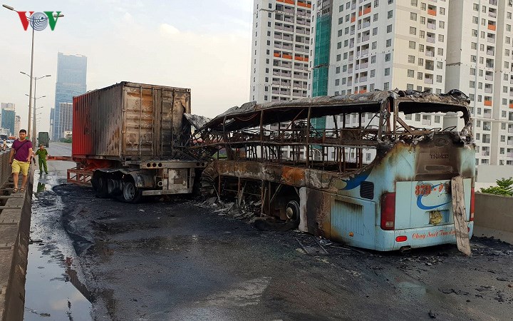 Hiện trường xe khách 47 chỗ cháy dữ dội trên đường vành đai 3 Hà Nội