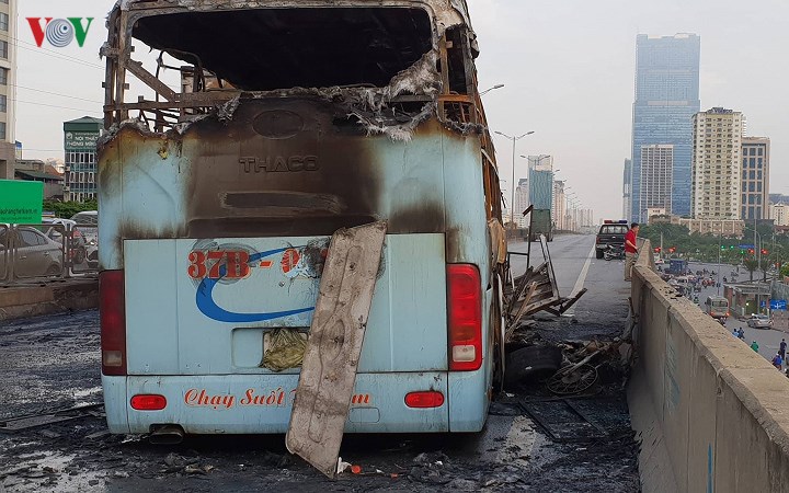 Hiện trường xe khách 47 chỗ cháy dữ dội trên đường vành đai 3 Hà Nội