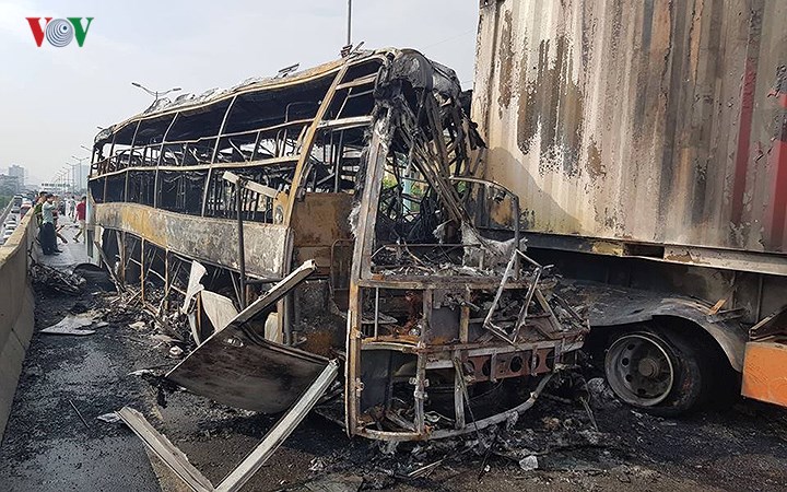 Hiện trường xe khách 47 chỗ cháy dữ dội trên đường vành đai 3 Hà Nội