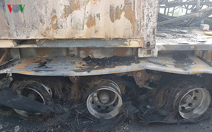 Hiện trường xe khách 47 chỗ cháy dữ dội trên đường vành đai 3 Hà Nội