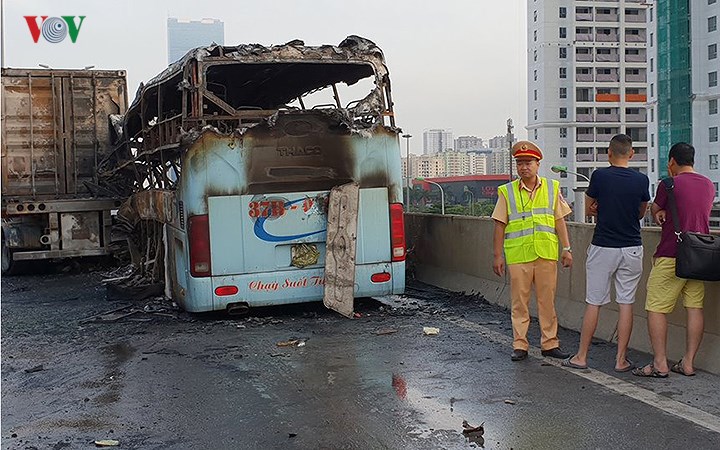 Hiện trường xe khách 47 chỗ cháy dữ dội trên đường vành đai 3 Hà Nội