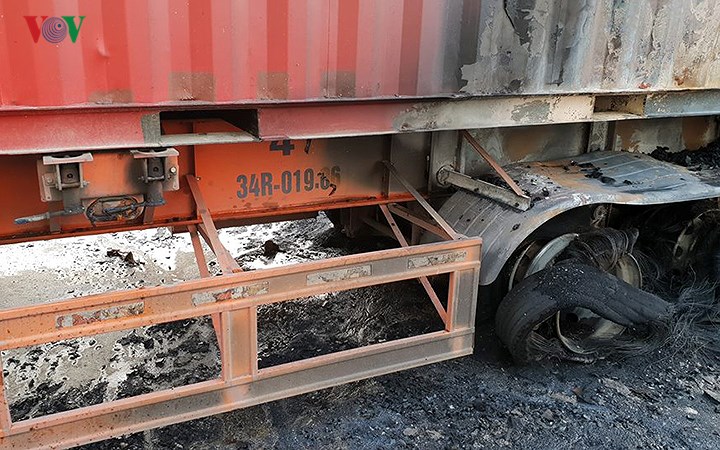 Hiện trường xe khách 47 chỗ cháy dữ dội trên đường vành đai 3 Hà Nội