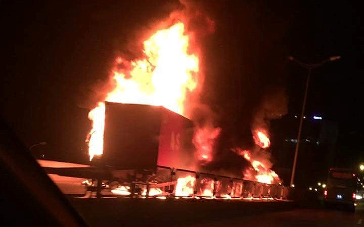 Hiện trường xe khách 47 chỗ cháy dữ dội trên đường vành đai 3 Hà Nội