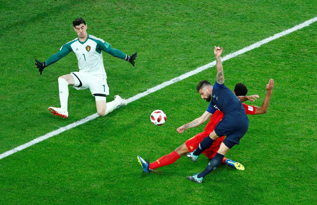 Mbappe tái diễn màn ăn vạ trong chiến thắng của Pháp