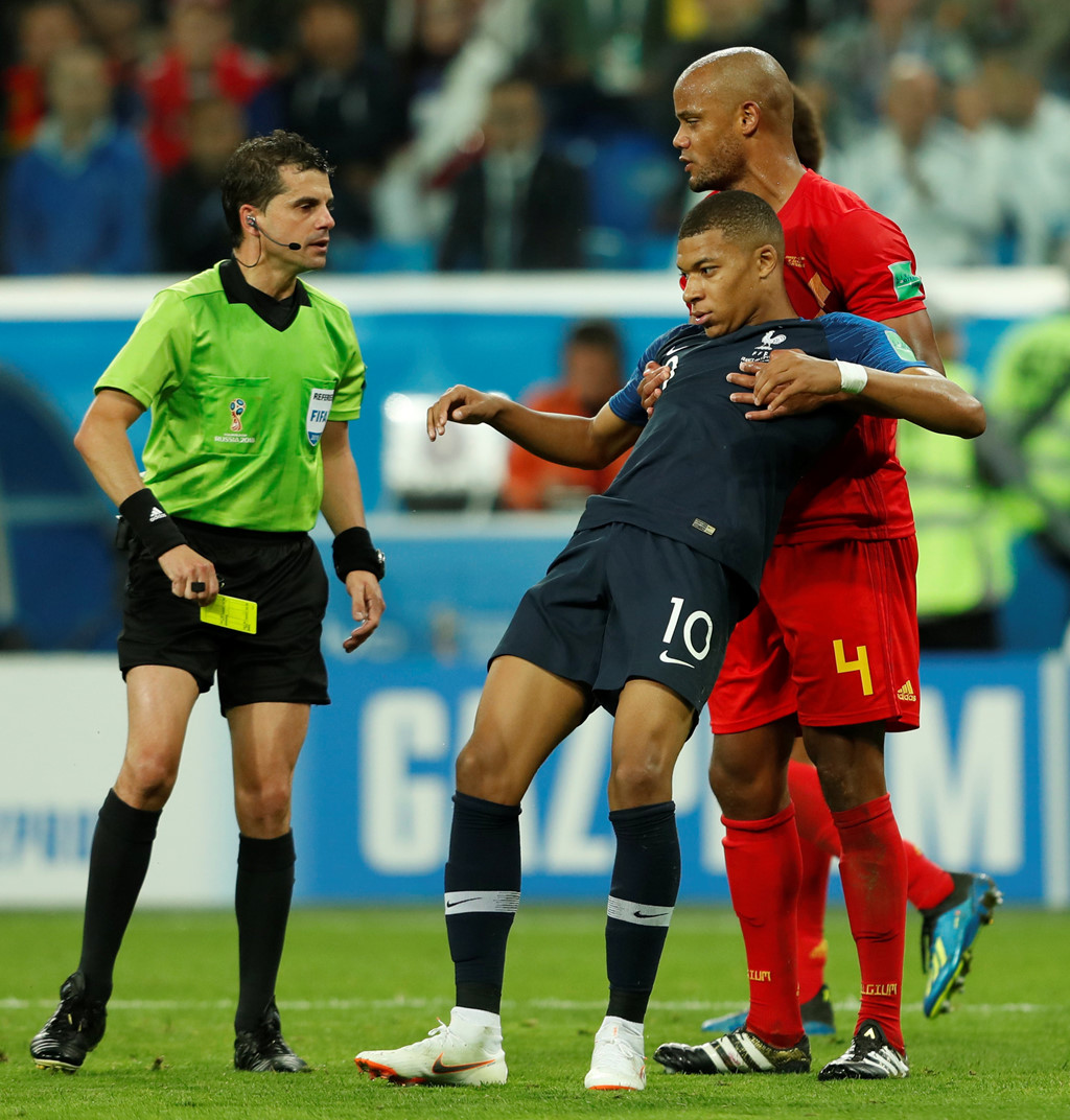 Mbappe tái diễn màn ăn vạ trong chiến thắng của Pháp