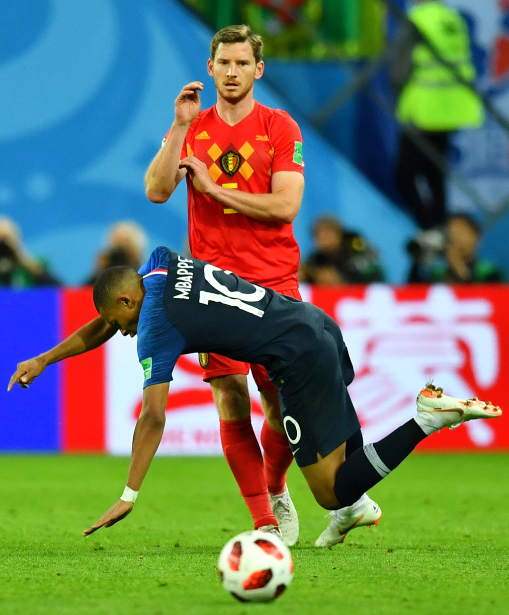 Mbappe tái diễn màn ăn vạ trong chiến thắng của Pháp