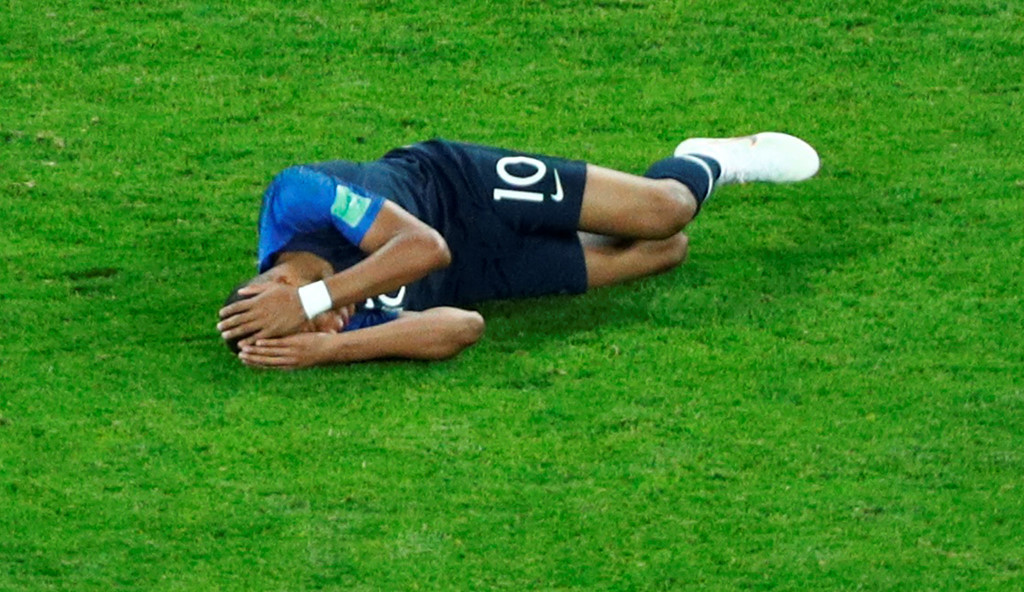 Mbappe tái diễn màn ăn vạ trong chiến thắng của Pháp