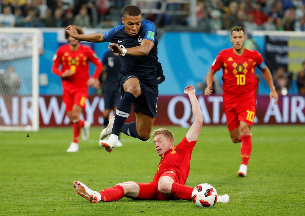 Mbappe tái diễn màn ăn vạ trong chiến thắng của Pháp