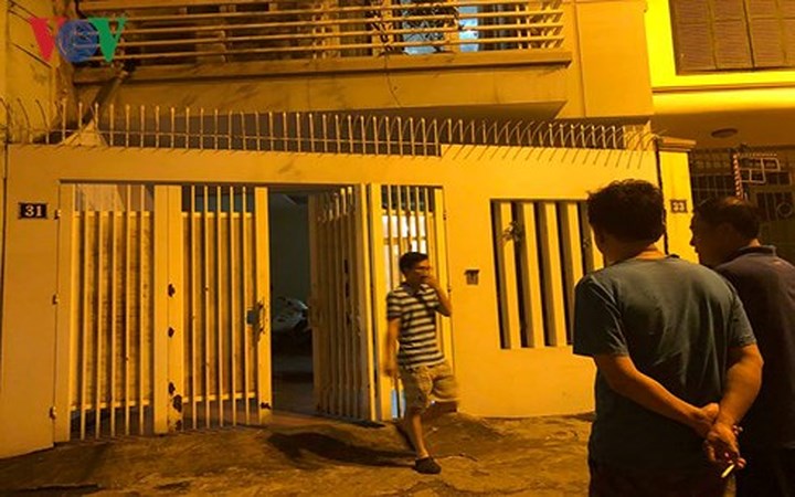 Ảnh: Công an đưa bị can Phạm Đình Trọng về nhà thực hiện lệnh khám xét