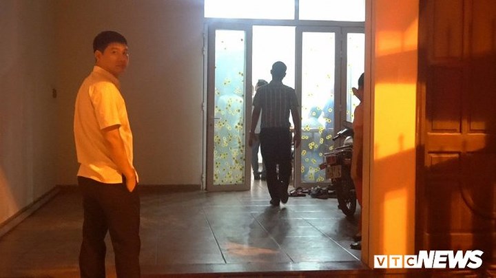 Ảnh: Công an đưa bị can Phạm Đình Trọng về nhà thực hiện lệnh khám xét