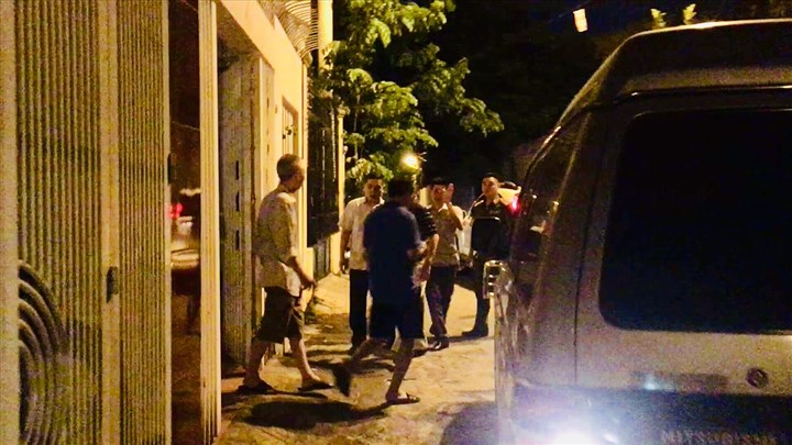 Ảnh: Công an đưa bị can Phạm Đình Trọng về nhà thực hiện lệnh khám xét