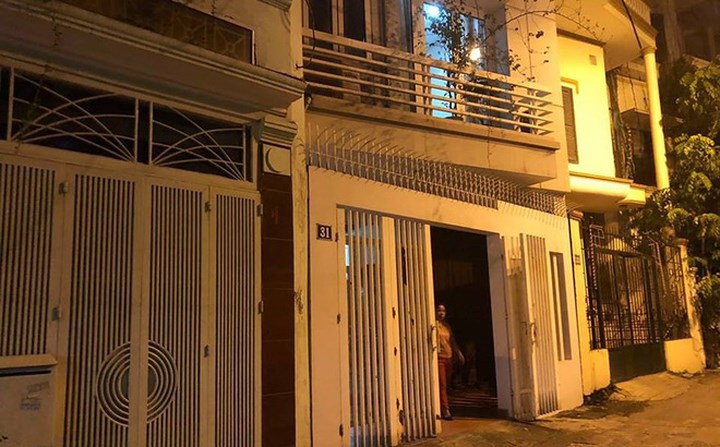 Ảnh: Công an đưa bị can Phạm Đình Trọng về nhà thực hiện lệnh khám xét