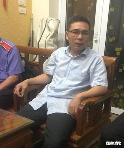 Ảnh: Công an đưa bị can Phạm Đình Trọng về nhà thực hiện lệnh khám xét