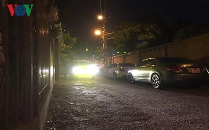 Ảnh: Công an đưa bị can Phạm Đình Trọng về nhà thực hiện lệnh khám xét