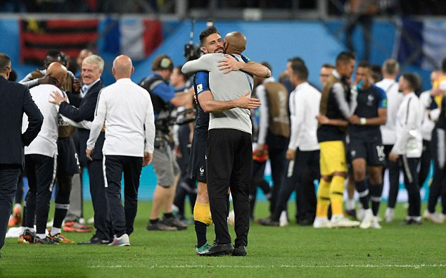 Có một người Pháp vẫn mặt buồn như đưa đám giữa khúc hoan ca của Gà trống Gaulois