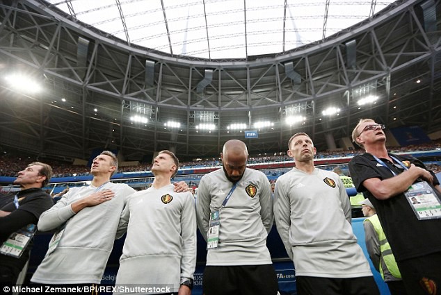 Có một người Pháp vẫn mặt buồn như đưa đám giữa khúc hoan ca của Gà trống Gaulois