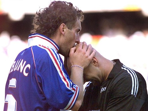 Griezmann vuốt râu Rami để lấy may cho tuyển Pháp